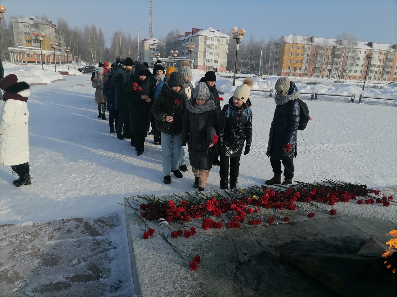 Гимназисты 5-11 классов возложили цветы у мемориала памяти и почтили память погибших солдат.